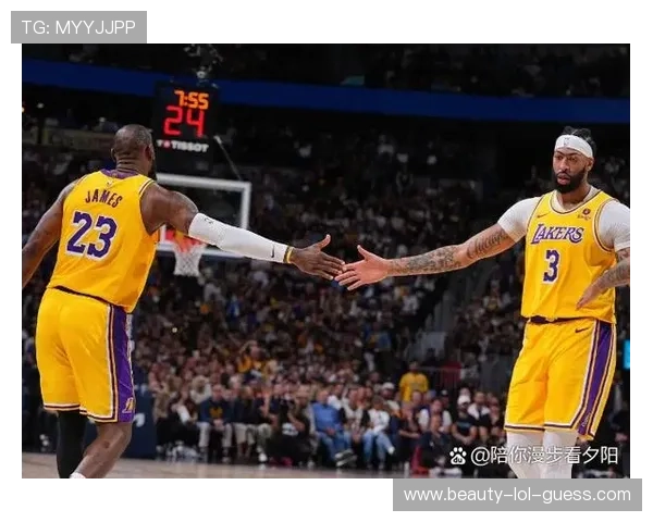 NBA球星跨界挑战足球场展现惊人技巧和激情比赛