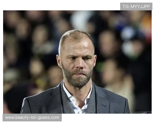 足球历史上踢破网的传奇球星是谁 他如何创造这一惊艳瞬间