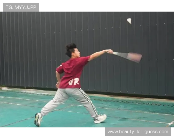 足球巨星瞬间绽放光彩技艺尽显球场风采精彩瞬间定格赛场激情